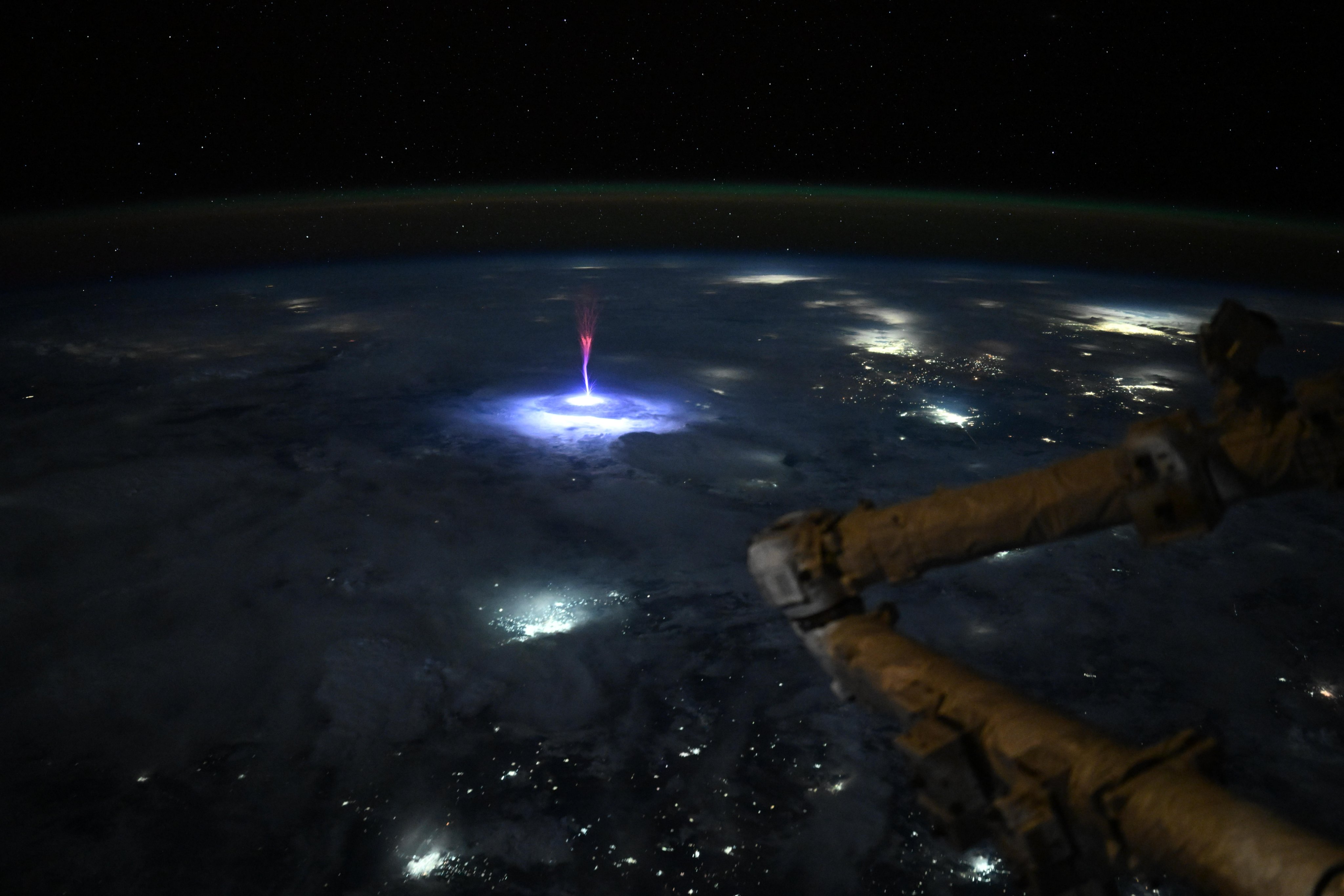Le jet bleu pris en photo depuis l'ISS. © Nichole Ayers, Nasa